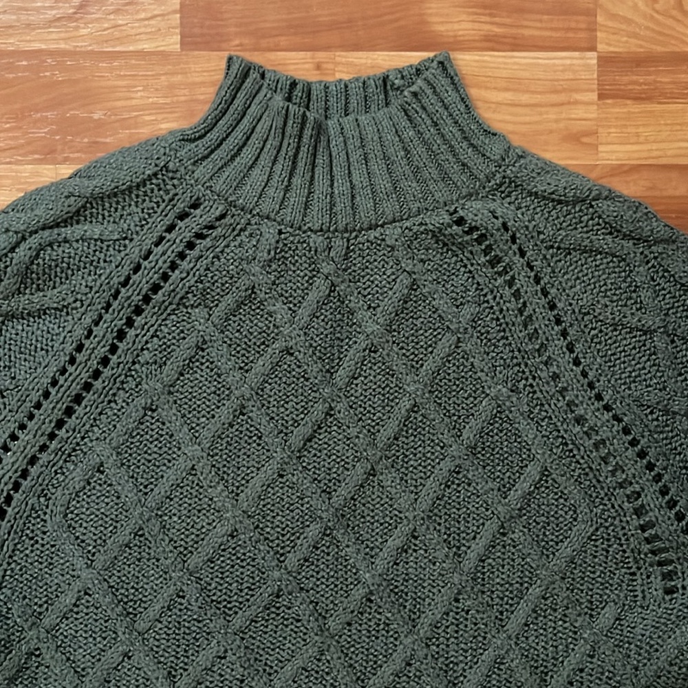 Green turtleneck sweater - Picture 2 of 3